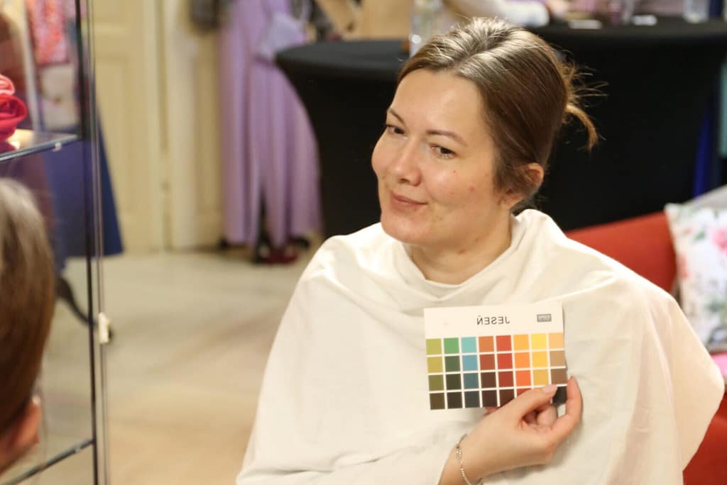 Farebná typológia na dámskom dni v ateliéri – paleta Jeseň