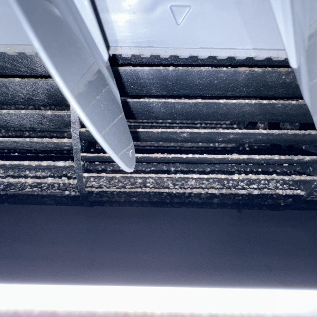 Hĺbkové čistenie klimatizácie Mitsubishi Electric po troch rokoch 2 Ventilátor klimatizácie Mitsubishi Electric s usadeninami pred hĺbkovým čistením