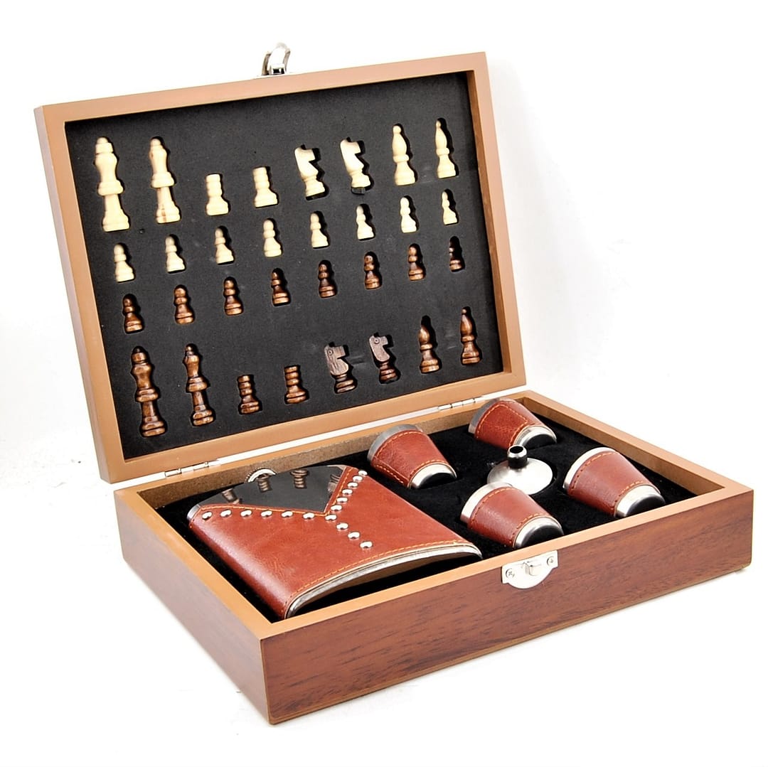 Ploskačka, poháriky, lievik - Darčeková šachová kazeta - MH-4