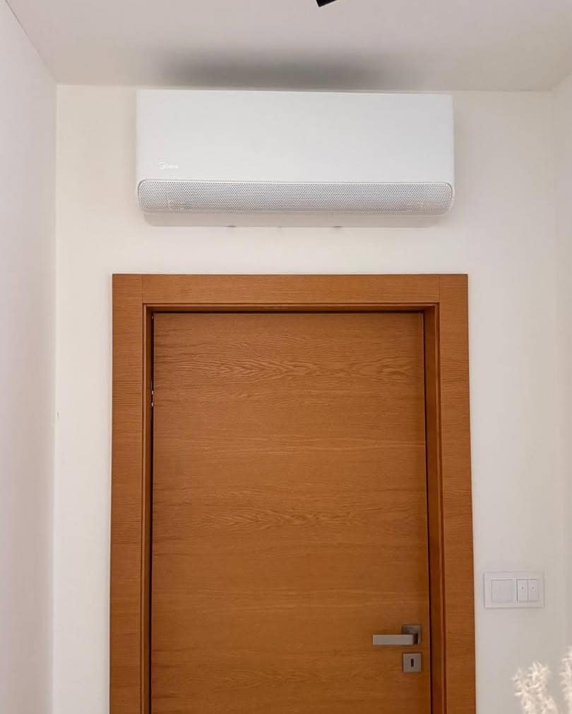 Midea multisplit so štyrmi jednotkami a zelenou strechou 3 Vnútorná jednotka Midea namontovaná nad dverami