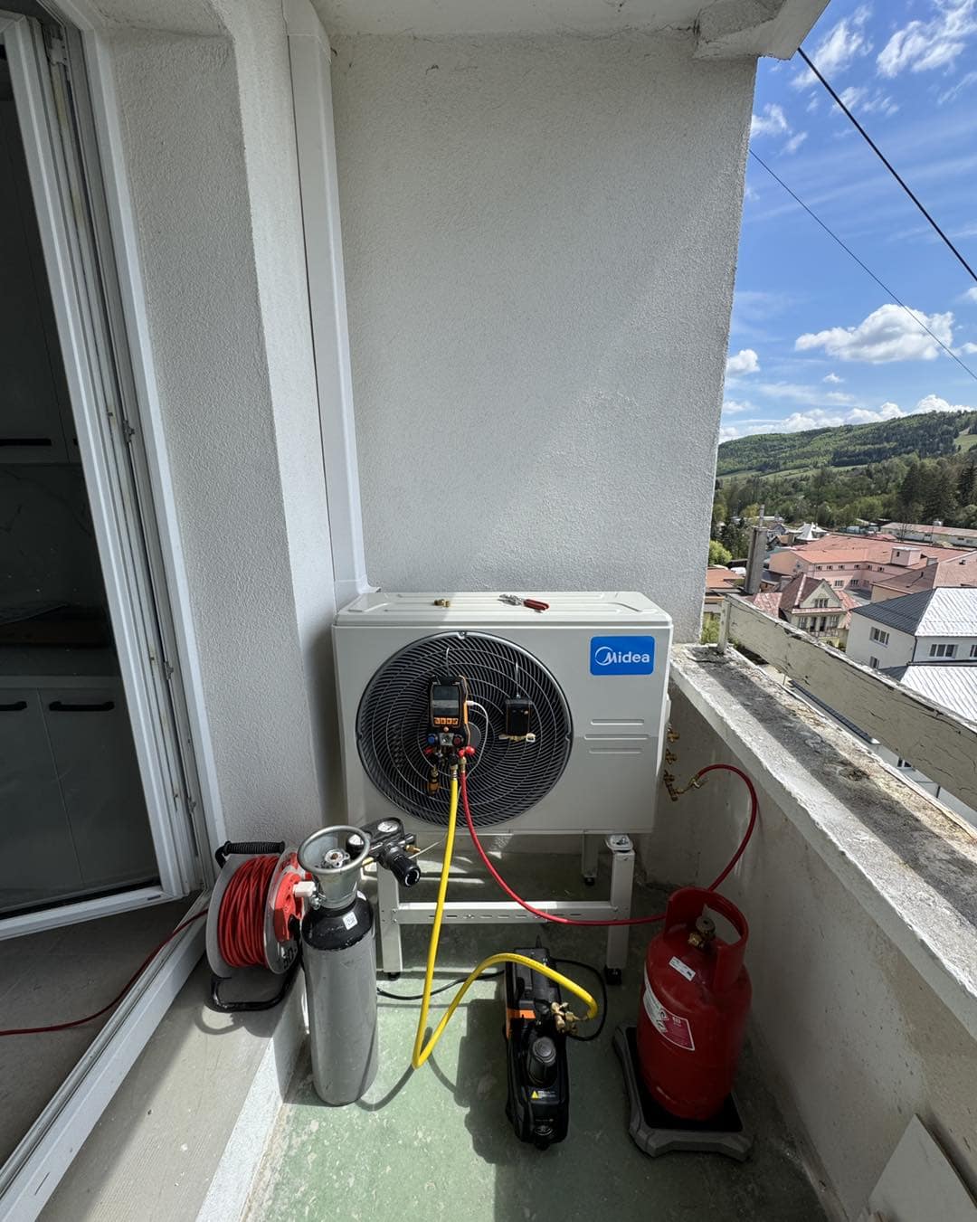 Midea Breezeless E v byte s úzkym balkónom 5 Montáž a skúšanie klimatizácie Midea na úzkom balkóne