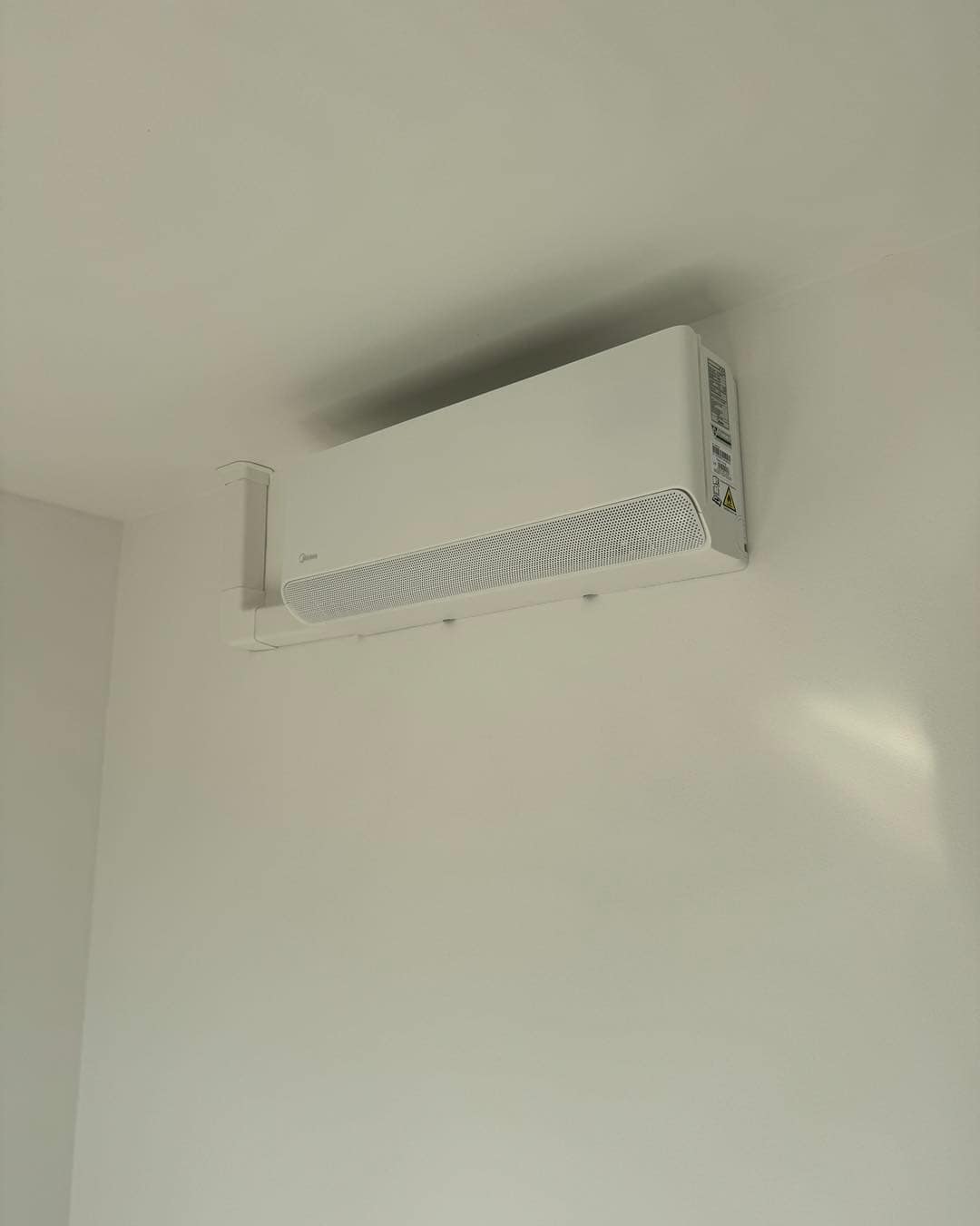 Midea Breezeless E v byte s úzkym balkónom 4 Detail jednotky Midea Breezeless E a rozvodov v lište