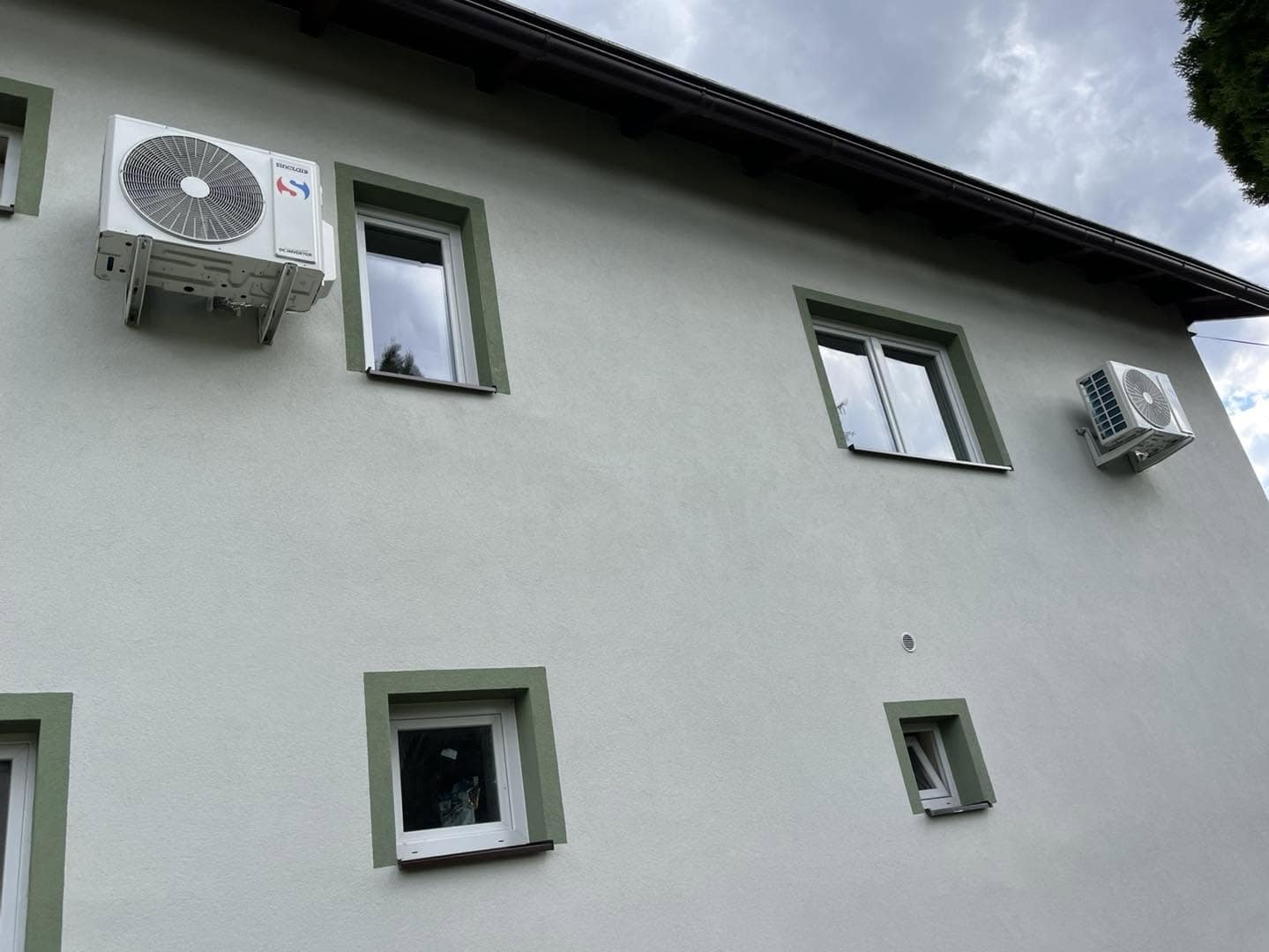 Montáž Sinclair: 6 vnútorných jednotiek v rodinnom dome 1 Dve vonkajšie jednotky Sinclair na fasáde rodinného domu