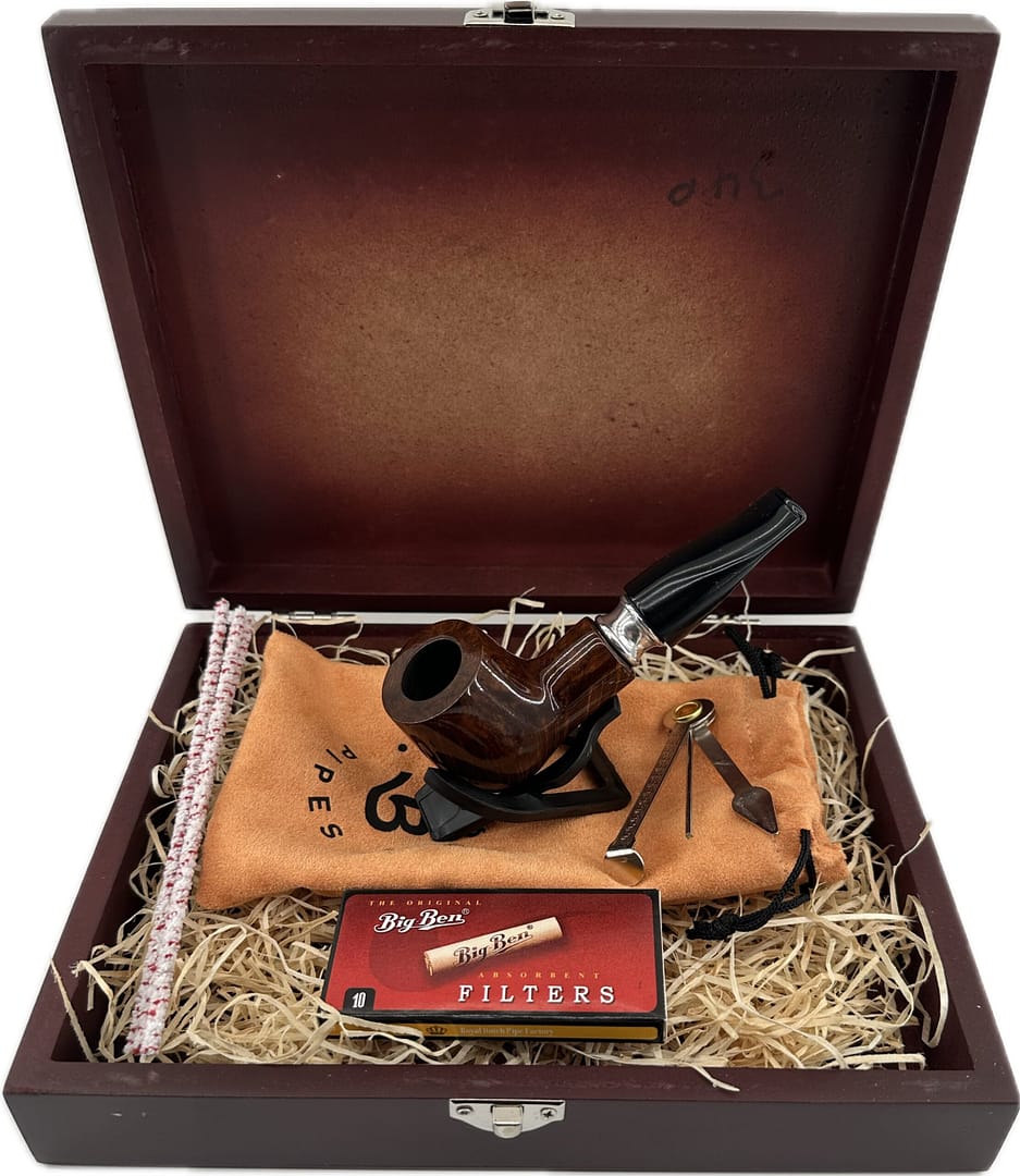 Mr. Brog Fajkový set- Drevená fajka, čistiace tyčinky, dusitko, filtre, stojan 2-69-5 1 Mr. Brog Fajkový set- Drevená fajka, čistiace tyčinky, dusitko, filtre, stojan 2-69-5