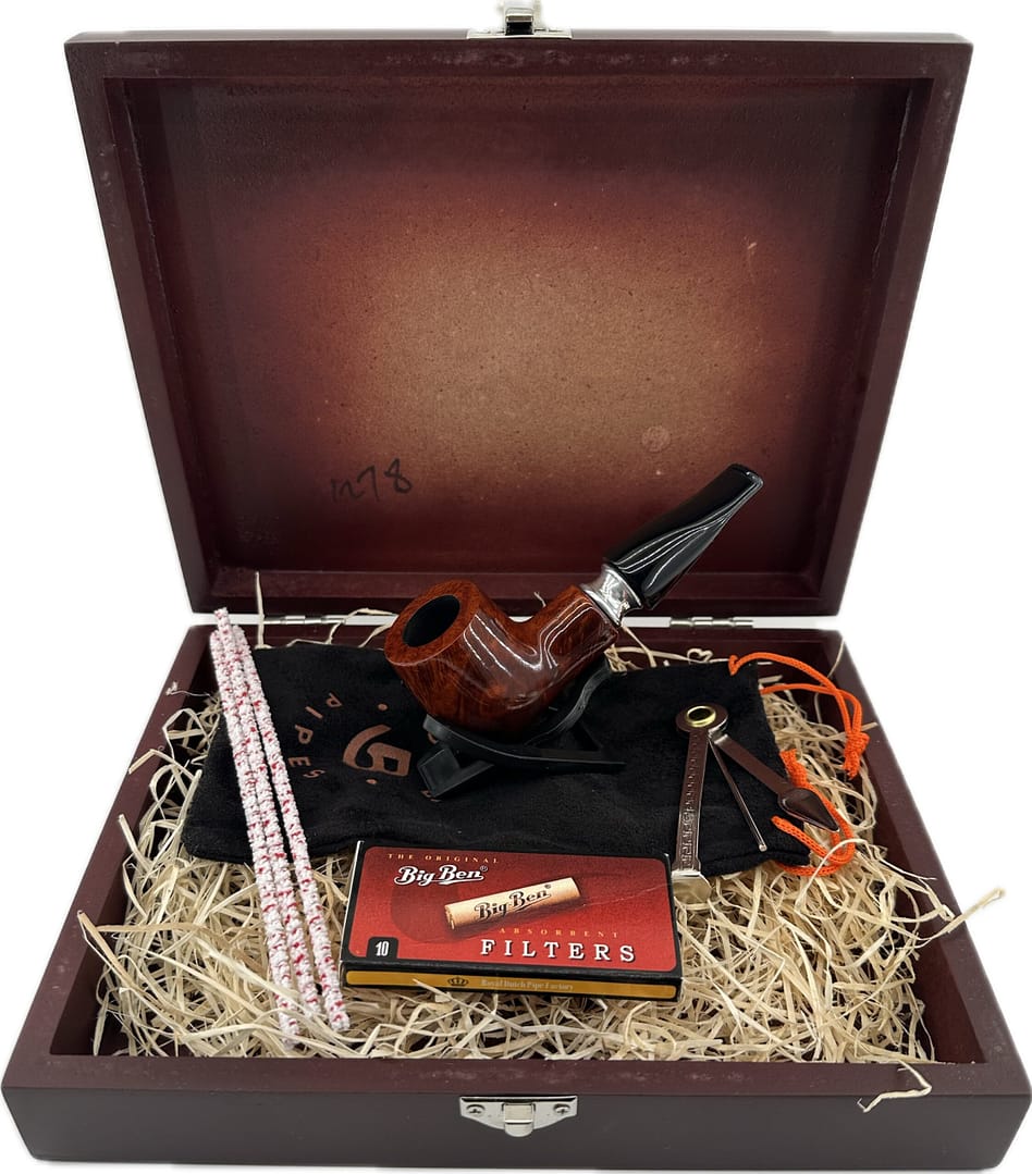 Mr. Brog Fajkový set- Drevená fajka, čistiace tyčinky, dusitko, filtre, stojan 69-4 1 Mr. Brog Fajkový set- Drevená fajka, čistiace tyčinky, dusitko, filtre, stojan 69-4