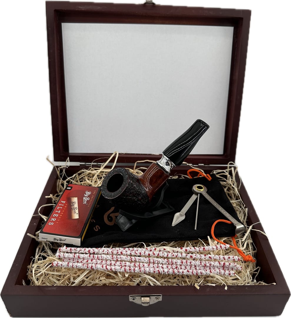 Mr. Brog Fajkový set- Drevená fajka, čistiace tyčinky, dusitko, filtre, stojan- 69-1-1 1 Mr. Brog Fajkový set- Drevená fajka, čistiace tyčinky, dusitko, filtre, stojan- 69-1-1