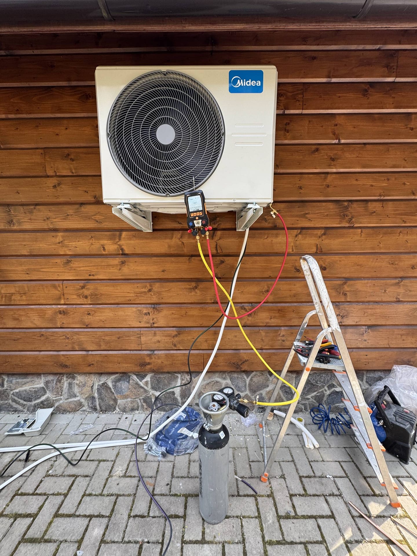 Vykurovanie chaty v Makove – Midea Oasis Plus 4 Montáž vonkajšej jednotky Midea Oasis Plus s pripojeným montážnym vybavením