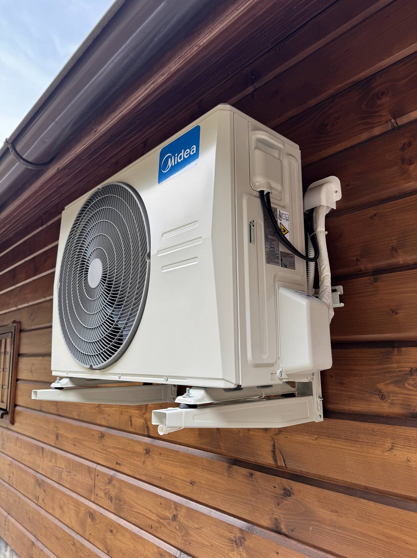 Vykurovanie chaty v Makove – Midea Oasis Plus 3 Osadenie vonkajšej jednotky Midea Oasis Plus na stene chaty v Makove