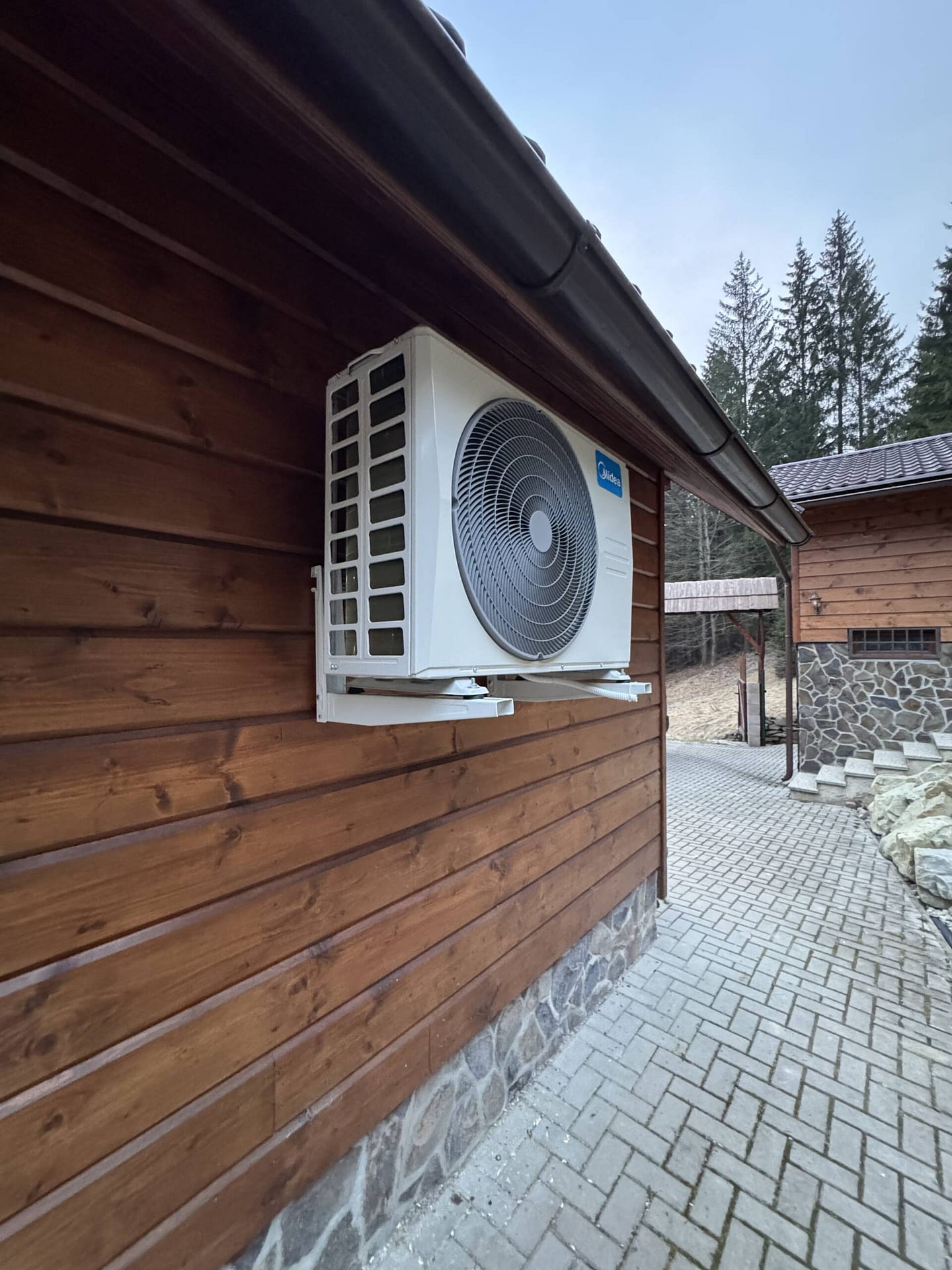 Vykurovanie chaty v Makove – Midea Oasis Plus 2 Vonkajšia jednotka Midea Oasis Plus na drevenej stene chaty v Makove